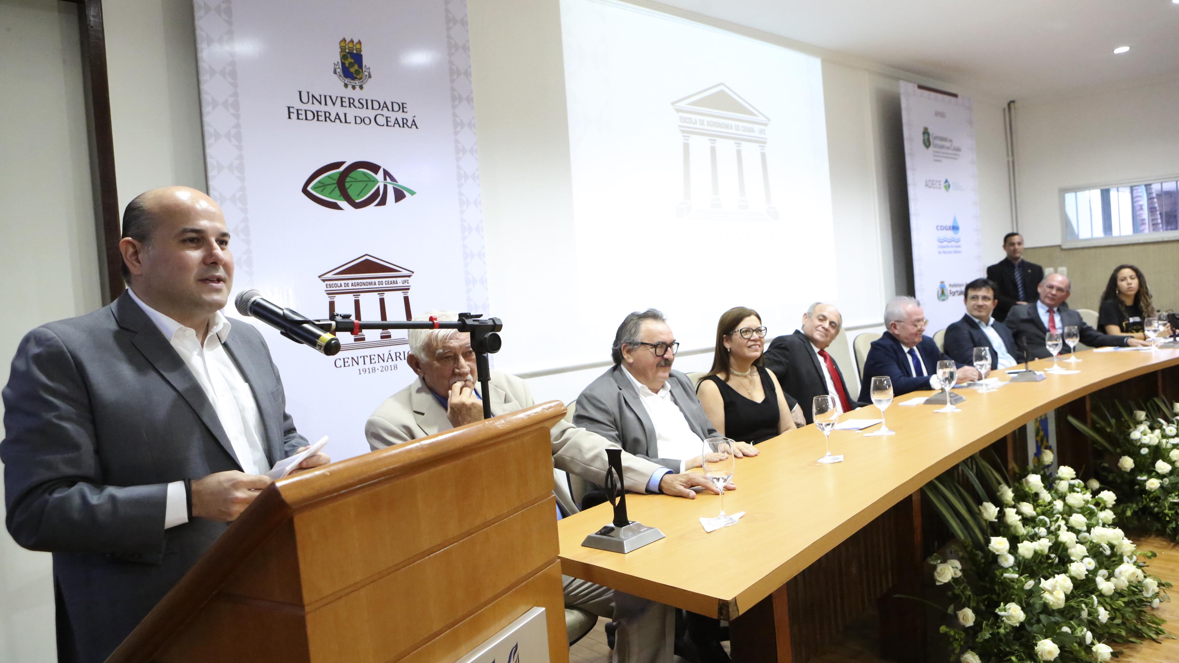 prefeito roberto cláudio discursa no auditório onde ocorreu a solenidade